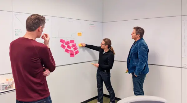 Fotos von Teilnehmer eines Workshops, die an einem Whiteboard arbeiten