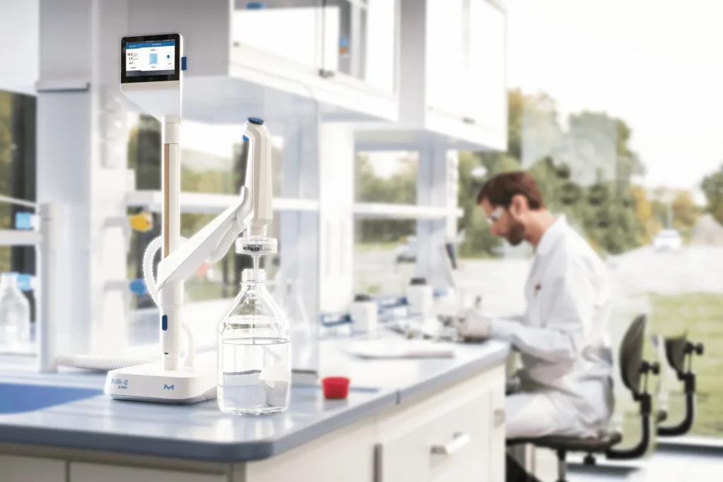 Das Milli-Q Frischwassersystem in der Laborumgebung in Gebrauch.